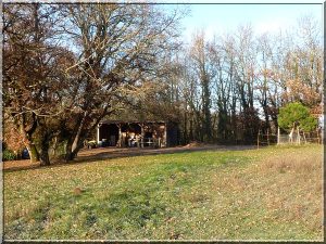 Côté ouest, l'abri et le box